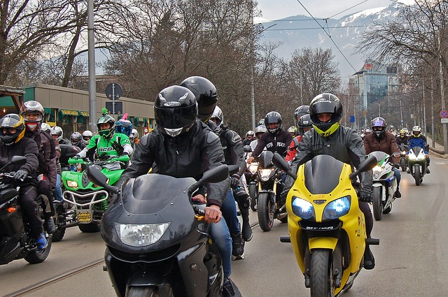 Prilby na motorku a ich (rozdielne) vlastnosti