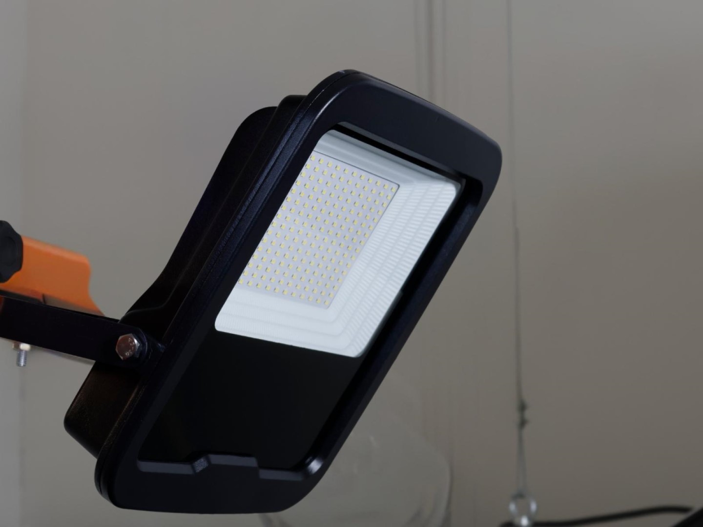 Svetlo, ktoré nespí: Prečo 100W LED reflektor mení pravidlá hry na vašom dvore